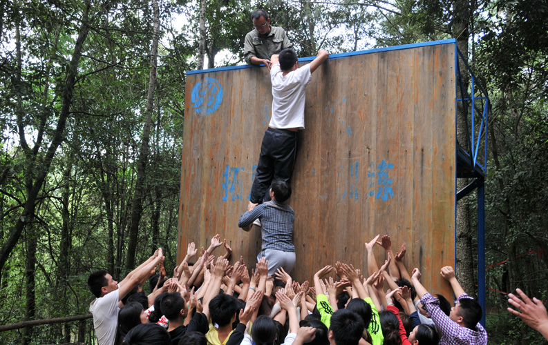 這么高的墻壁，開(kāi)始大家都覺(jué)得無(wú)法翻越；這么多的同事，都覺(jué)得無(wú)法完成，但是天度人用10分零3秒完成了任務(wù)，沒(méi)有一個(gè)退縮，沒(méi)有一次犯規(guī)，天度人用自己的行動(dòng)證明了自己。