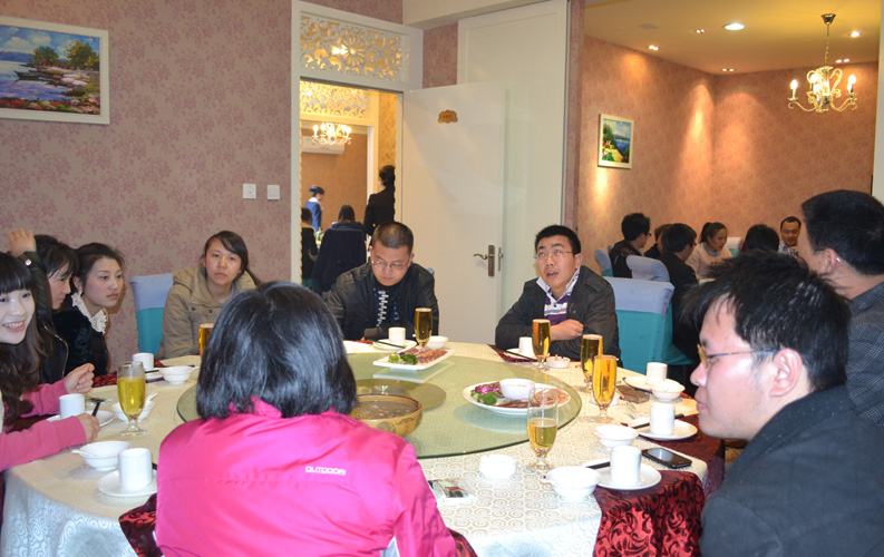 在2013年新年來臨之際，昆明天度網(wǎng)絡(luò)公司組織全體員工聚餐和溫莎K歌。在2012年里，天度順利完成了集團(tuán)整合和辦公室擴(kuò)充搬遷，并獲得了客戶和業(yè)界的廣泛認(rèn)可；在新的一年里，天度人將把握機(jī)遇、再接再礪，努力完善售后服務(wù)和強(qiáng)化服務(wù)品質(zhì)，力爭在2013年內(nèi)客戶總數(shù)突破5000家，為打造云南網(wǎng)絡(luò)營銷而努力。