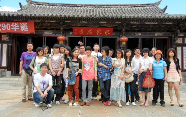 由于天度公司技術(shù)部和商務(wù)部同事在2011年9月份業(yè)績(jī)表現(xiàn)突出，并且獲得客戶一致好評(píng)，公司于2011年9月17日委托旅游公司組織天度部分員工到建水（燕子洞、朱家花園等）兩日游。