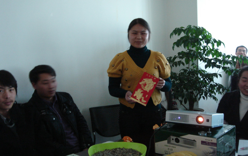 天度網(wǎng)絡公司總經(jīng)理辦公室表示，2008年進行的員工紅利股機制激發(fā)了員工積極性和主人翁意識，對天度的發(fā)展是有著重大意義，所以2009年公司將加大紅利股的派發(fā)范圍和總額度，在2009年天度將拿出近一成的公司總利潤用于員工分紅，其金額在6位數(shù)以上。 客戶贏、員工贏、公司贏的互贏局面一直是天度的目標，我們將繼續(xù)堅持原則、堅守承諾，為客戶、為員工、為股東創(chuàng)造更多價值。