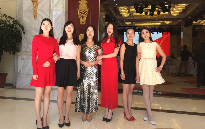 天度同事們都盛裝出席了本次內(nèi)部表彰大會(huì)，女同事們也打扮得美美的自愿承當(dāng)禮儀小姐，按照12年來(lái)的傳統(tǒng)，天度集團(tuán)的內(nèi)部年會(huì)及表彰大會(huì)均為員工及員工家屬參加，并未邀請(qǐng)領(lǐng)導(dǎo)、客戶等外部嘉賓參加，這是屬于我們自己的年度盛宴，大家可以盡情HAPPY！