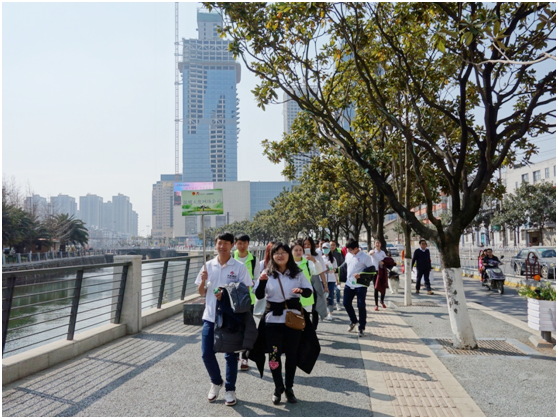 一路上，志愿者把“學雷鋒踐行動 樹新風做好事 做志愿者”的精神傳揚到大街小巷，把雷鋒為人民服務(wù)的志愿精神帶到城市的每個角落。