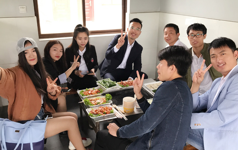 自由活動時間結束后是大家期盼已久的燒烤大餐！雞翅、雞尖、青瓜、豆腐、牛肉、五花肉、韭菜、洋芋……等葷素搭配，營養(yǎng)均衡！
