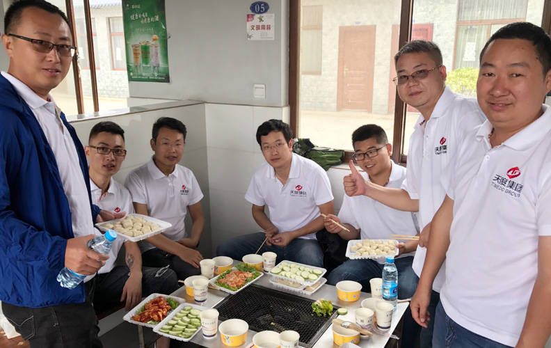 每一次的相聚都體現(xiàn)著團結、友誼。隊友們不分彼此，共同分享著自己的成果！