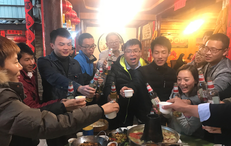 這是釋下重負(fù)之后的輕松，是擺脫一切羈絆后的自在。