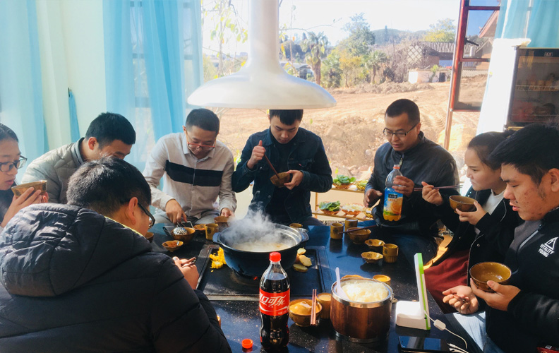 拍照留影后品嘗麗江特色土雞火塘火鍋，火塘正中翻滾中濃厚、香醇的雞湯，外圍是玉米、土豆等粗糧燒烤，一溫、一熱，相得益彰！