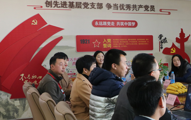 天度從黨支部成立之日起，集團(tuán)就一直積極動(dòng)員、支持和幫助流動(dòng)黨員亮明身份，接轉(zhuǎn)組織關(guān)系。2017年，隨著黨員人數(shù)的增加，集團(tuán)專門擴(kuò)展了76平米的黨員活動(dòng)中心，并進(jìn)一步規(guī)范了黨員組織生活會(huì)、民主評(píng)議黨員等制度，通過(guò)發(fā)揮黨的組織優(yōu)勢(shì)和政治優(yōu)勢(shì)，做好深入細(xì)致的思想政治工作和群眾工作，揚(yáng)黨建之長(zhǎng)，增強(qiáng)天度的競(jìng)爭(zhēng)力和發(fā)展后勁。