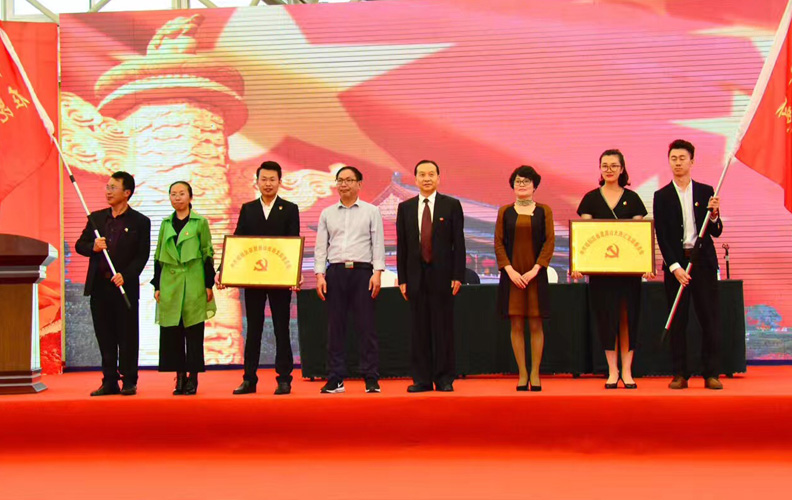 凝聚人心，抓好黨員思想建設(shè)。公司先后積極開展形式多樣的科技競(jìng)賽和黨員合理化建議活動(dòng)，提高黨員的思想覺(jué)悟，凝聚了人心，鼓舞了士氣。與此同時(shí)，我們還大力弘揚(yáng)公司文化，多方位、多渠道地開展黨員政治思想教育。通過(guò)櫥窗、畫廊、板報(bào)等多種形式對(duì)黨員進(jìn)行法律法規(guī)、思想品德、社會(huì)公德、職業(yè)道德等方面的宣傳和教育。