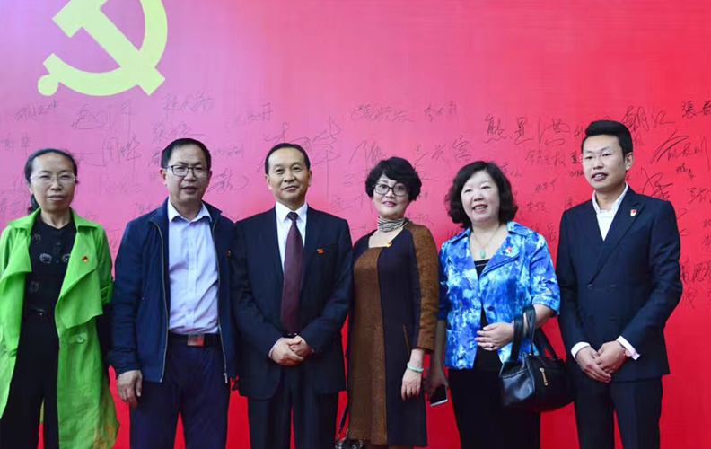 通過(guò)在“七一”建黨日期間組織以“深入學(xué)習(xí)貫徹習(xí)近平總書記系列講話精神”為主題的黨課并開展座談?dòng)懻摚龠M(jìn)了黨員思想素質(zhì)和道德修養(yǎng)的發(fā)展，提高了黨員的黨性認(rèn)識(shí)、責(zé)任意識(shí)、表率意識(shí)，從而使黨員更加自覺(jué)接受群眾監(jiān)督，在學(xué)中做，在做中學(xué)，理論聯(lián)系實(shí)際。