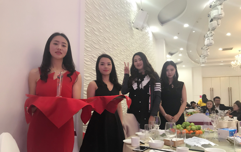 年會現(xiàn)場的司儀們也由集團內(nèi)部選出，換上禮服之后，個個神態(tài)從容不迫，舉止文雅大方。