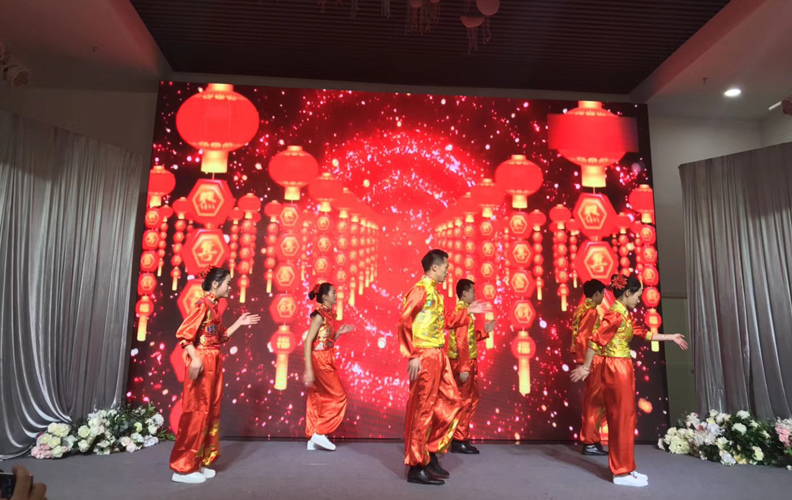 接下來由集團內(nèi)部員工為天度家人們呈現(xiàn)各類精彩紛呈的表演，這也是天度的小伙伴們在工作之余，抽時間排練的成果。