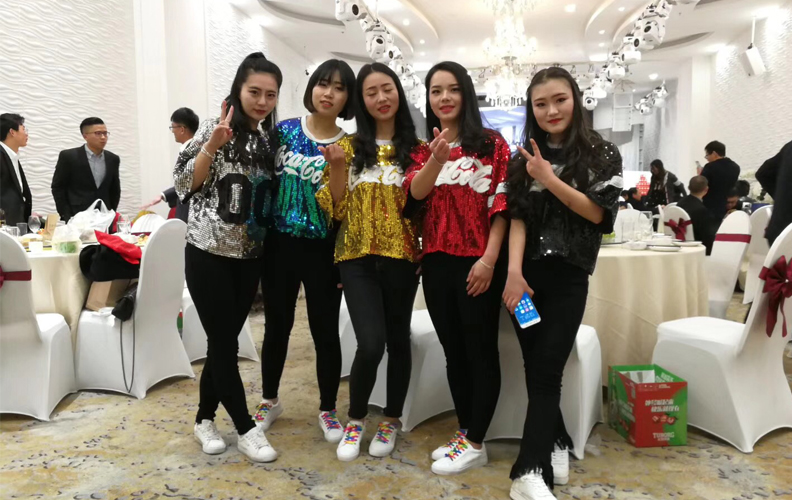 至此年會結(jié)束，為2017畫上了一個句號。2018年，未來，天度集團還將繼續(xù)保持對互聯(lián)網(wǎng)行業(yè)的熱愛以及專業(yè)，不斷自我進化，持續(xù)前進，努力成為、的互聯(lián)網(wǎng)公司，所有天度人將依然并肩同行，燃燒天度人的熱情！